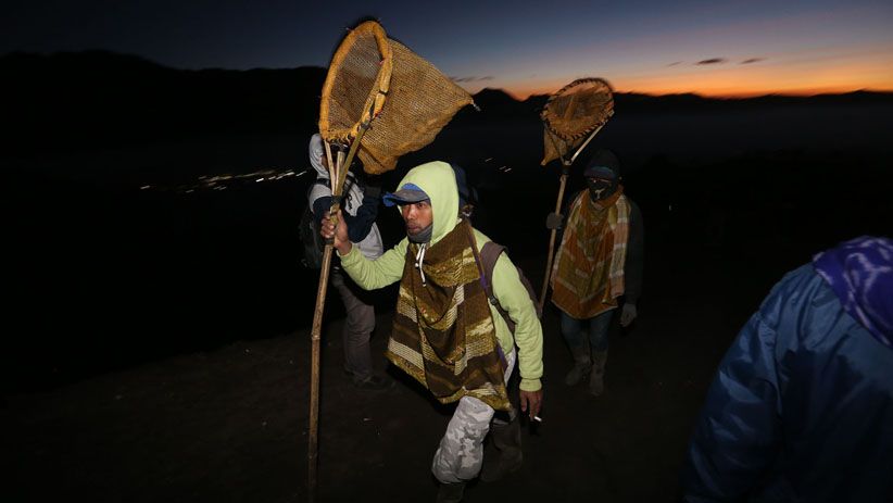 Masyarakat Tengger Jalani Ritual Yadnya Kasada di Gunung Bromo - Bagian 2
