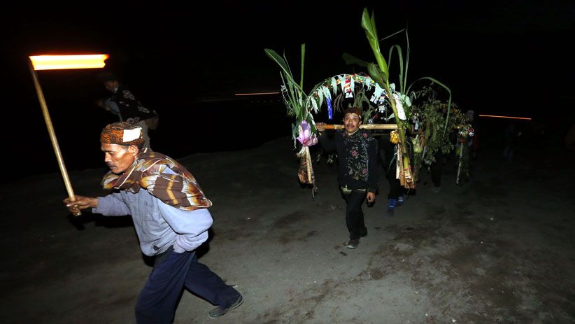 Masyarakat Tengger Jalani Ritual Yadnya Kasada di Gunung Bromo - Bagian 3