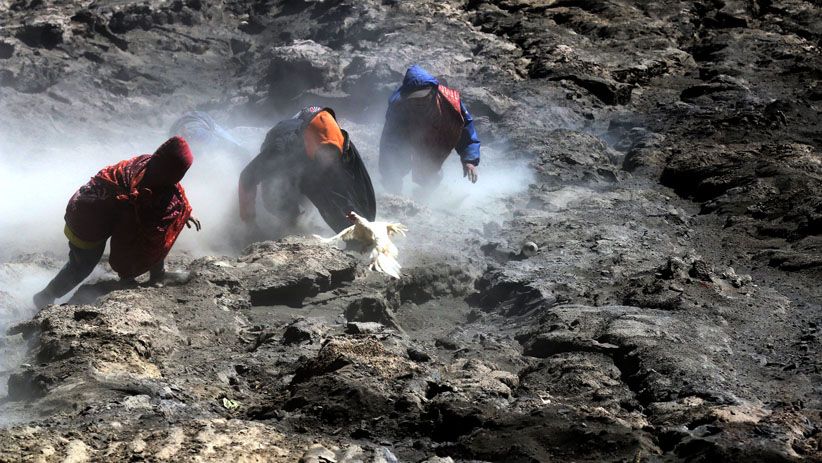 Masyarakat Tengger Jalani Ritual Yadnya Kasada di Gunung Bromo - Bagian 11