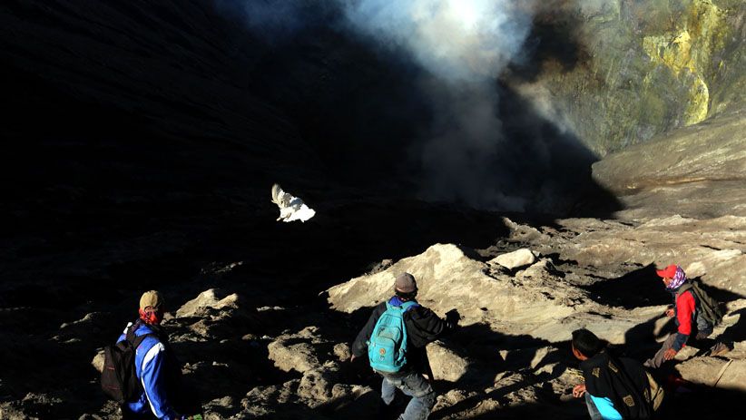 Masyarakat Tengger Jalani Ritual Yadnya Kasada di Gunung Bromo - Bagian 10