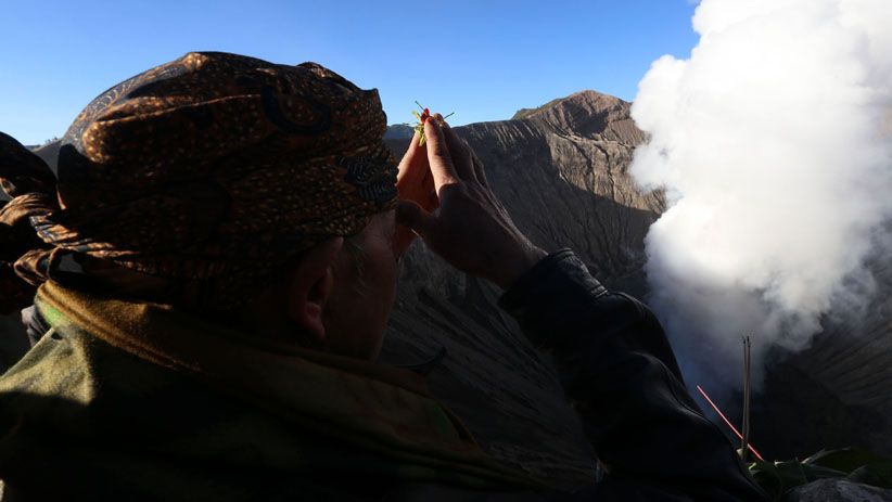Masyarakat Tengger Jalani Ritual Yadnya Kasada di Gunung Bromo - Bagian 8
