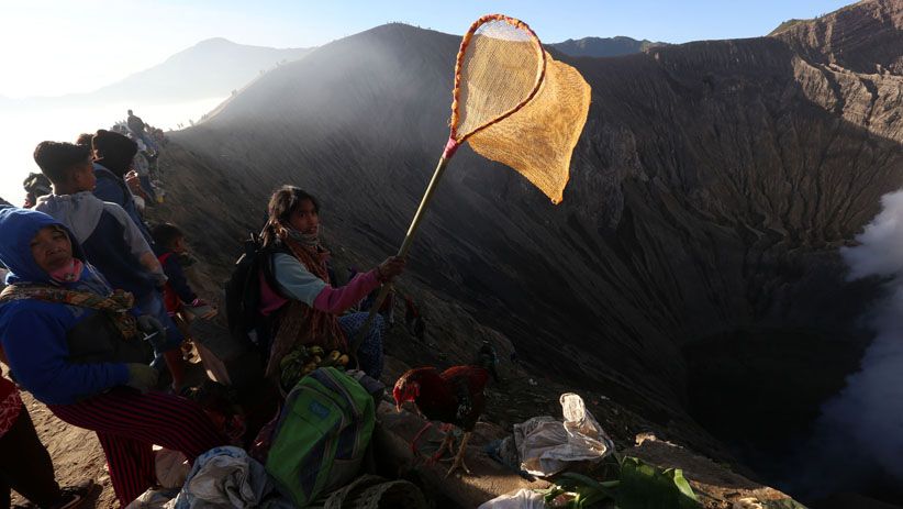 Masyarakat Tengger Jalani Ritual Yadnya Kasada di Gunung Bromo - Bagian 7