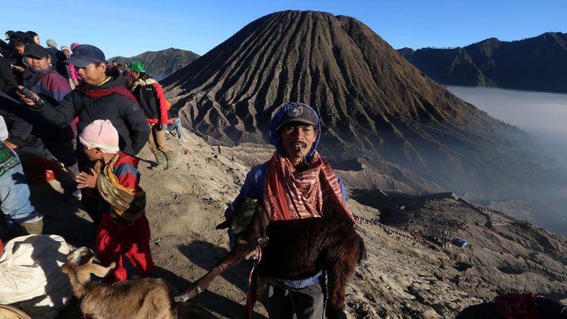Masyarakat Tengger Jalani Ritual Yadnya Kasada di Gunung Bromo - Bagian 6