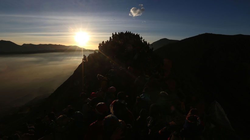 Masyarakat Tengger Jalani Ritual Yadnya Kasada di Gunung Bromo - Bagian 4