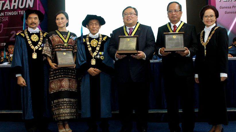 Berjasa dan Mengabdi, Menteri Bambang Terima Penghargaan dari ITB  - Bagian 3