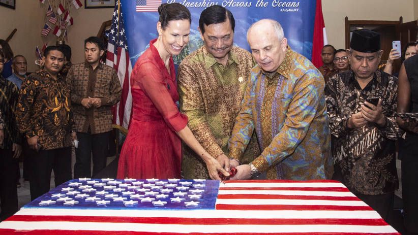 Menteri Luhut Ikut Potong Kue Bergambar Bendera AS saat Perayaan Hari Kemerdekaan - Bagian 1