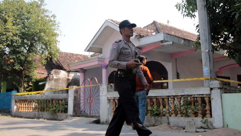 Lokasi Ledakan Bom Pasuruan Masih Dijaga Ketat - Bagian 1