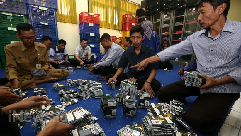 PPIH Embarkasi Surabaya Sesuaikan Paspor dan Visa Haji 2018 - Bagian 1
