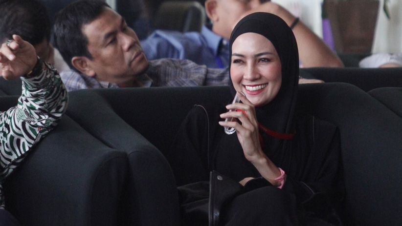 Gaya Model Asal Manado Fenny Steffy Burase saat Diperiksa KPK - Bagian 1