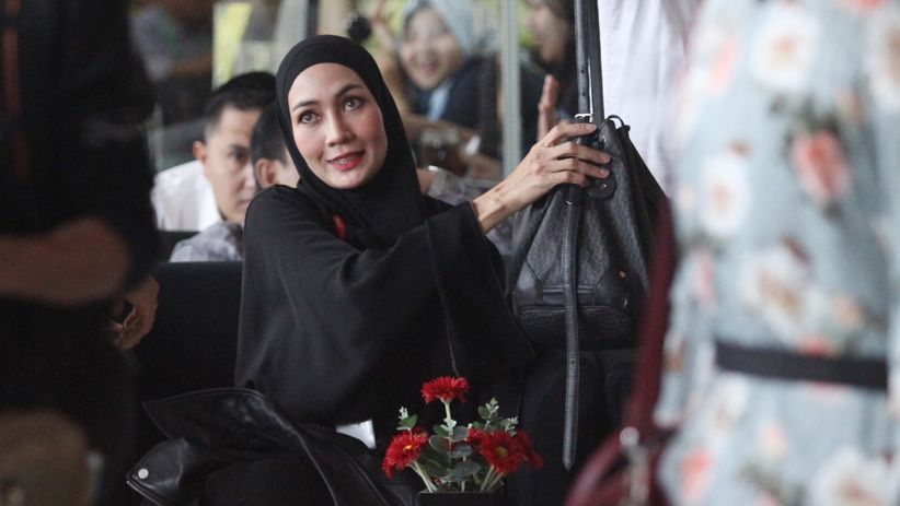 Gaya Model Asal Manado Fenny Steffy Burase saat Diperiksa KPK - Bagian 2