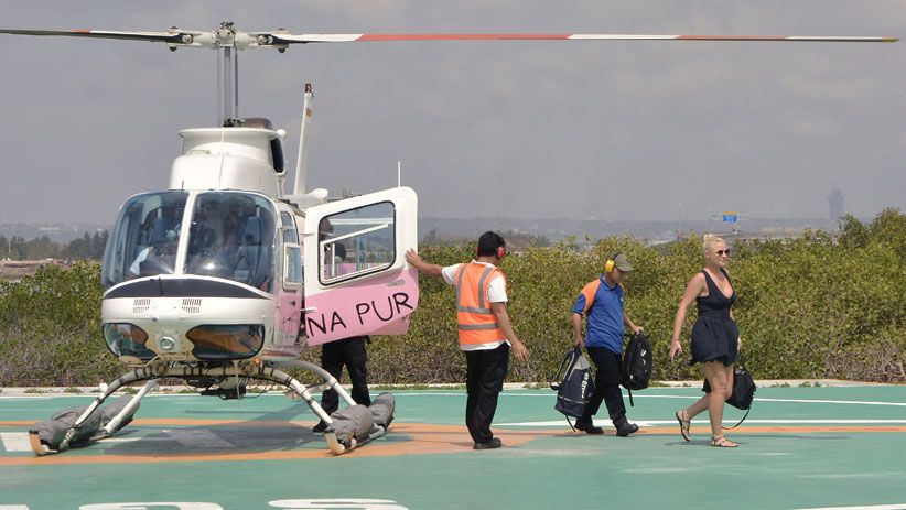 Hindari Gelombang Laut Tinggi, Wisatawan Beralih Naik Helikopter - Bagian 1