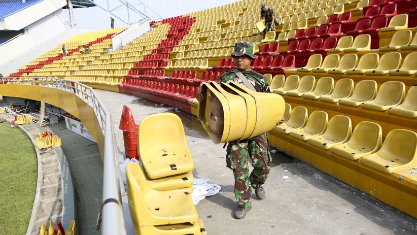 TNI Perbaiki Kursi Stadion Jakabaring yang Dirusak Oknum Suporter - Bagian 2