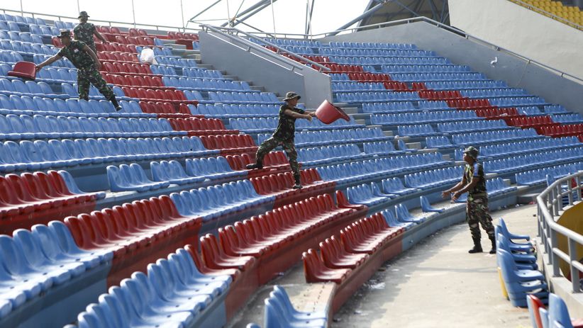TNI Perbaiki Kursi Stadion Jakabaring yang Dirusak Oknum Suporter - Bagian 1