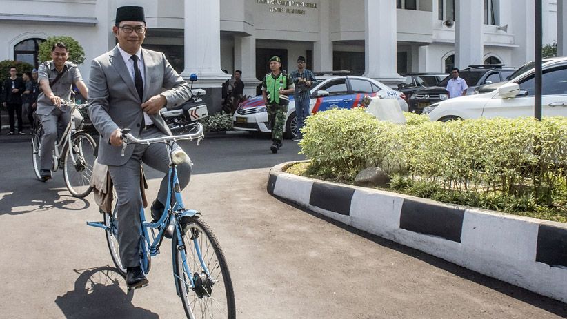 Ridwan Kamil Naik Sepeda Ontel saat Perkenalan dengan DPRD Jabar - Bagian 1