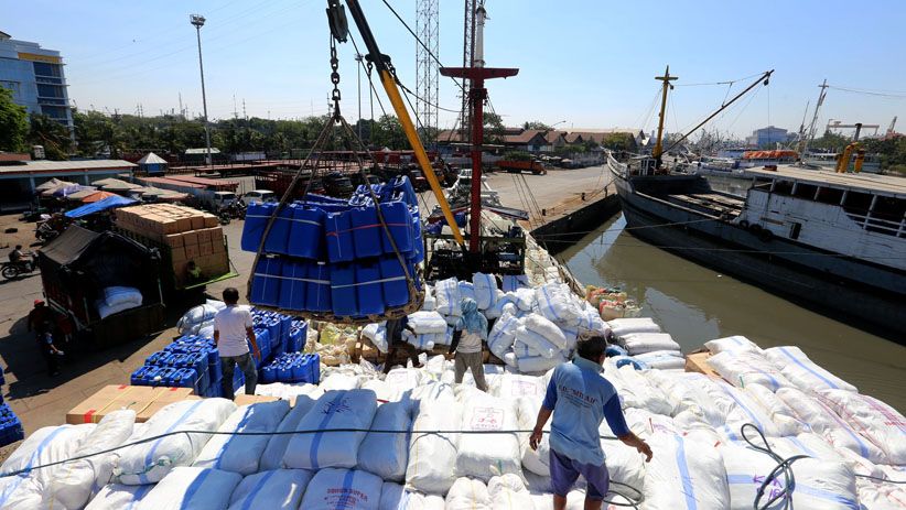 Kapal Tertahan di Pelabuhan Kalimas akibat Gelombang Tinggi  - Bagian 1
