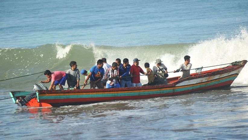 Detik-Detik Perahu Nelayan Dihantam Gelombang Tinggi di Padang - Bagian 2
