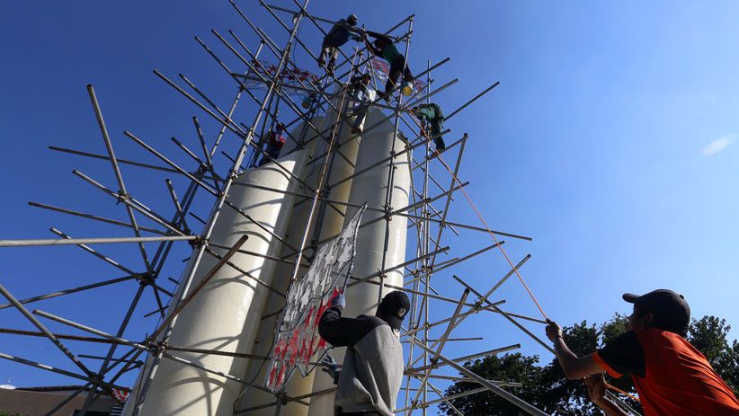Sambut HUT RI ke-73, Monumen Bambu Runcing Surabaya Mulai Dihias - Bagian 2