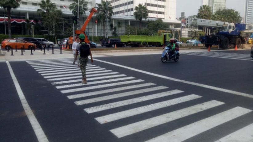JPO Bundaran HI Dibongkar, Warga Menyeberang di Pelican Crossing - Bagian 3