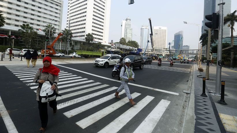 JPO Bundaran HI Dibongkar, Warga Menyeberang di Pelican Crossing - Bagian 1