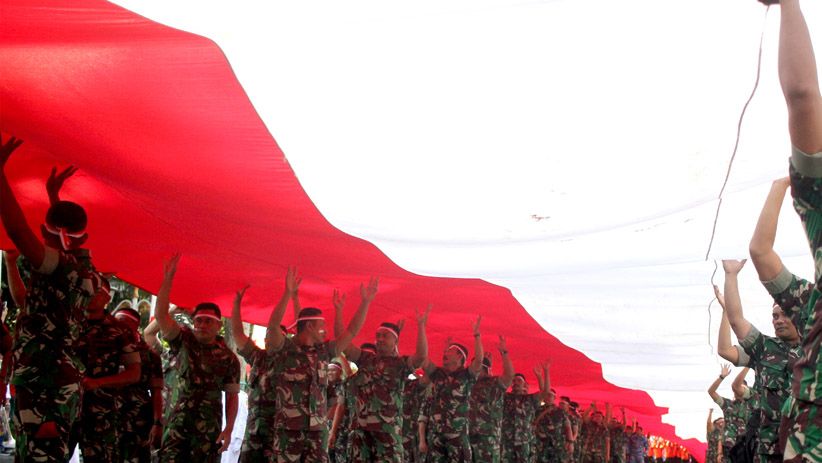 Ribuan Warga, TNI dan Polri Bawa Bendera Merah Putih Berukuran 100 Meter - Bagian 2
