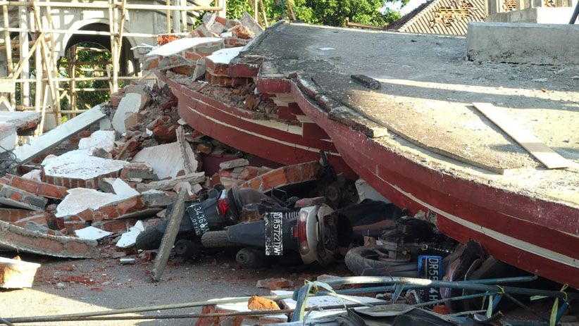 Tim SAR Gabungan Evakuasi Jamaah Tertimbun Masjid Roboh di Lombok Utara - Bagian 4