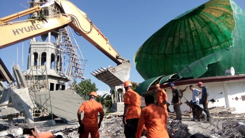 Tim SAR Gabungan Evakuasi Jamaah Tertimbun Masjid Roboh di Lombok Utara - Bagian 1