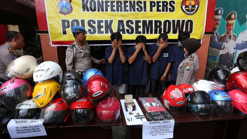 Tim Reskrim Polsek Asemrowo Ringkus Penadah Motor dan Helm Curian - Bagian 1