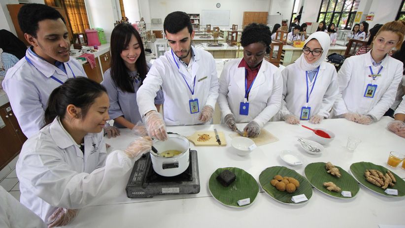 Melihat Keseriusan Mahasiswa Asing Belajar Membuat Jamu - Bagian 2