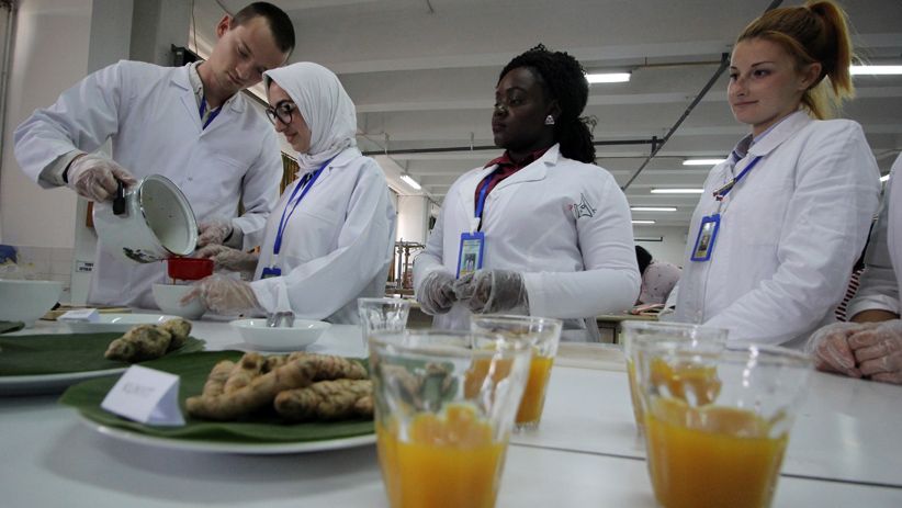 Melihat Keseriusan Mahasiswa Asing Belajar Membuat Jamu - Bagian 1