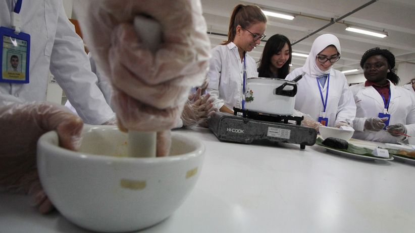 Melihat Keseriusan Mahasiswa Asing Belajar Membuat Jamu - Bagian 3