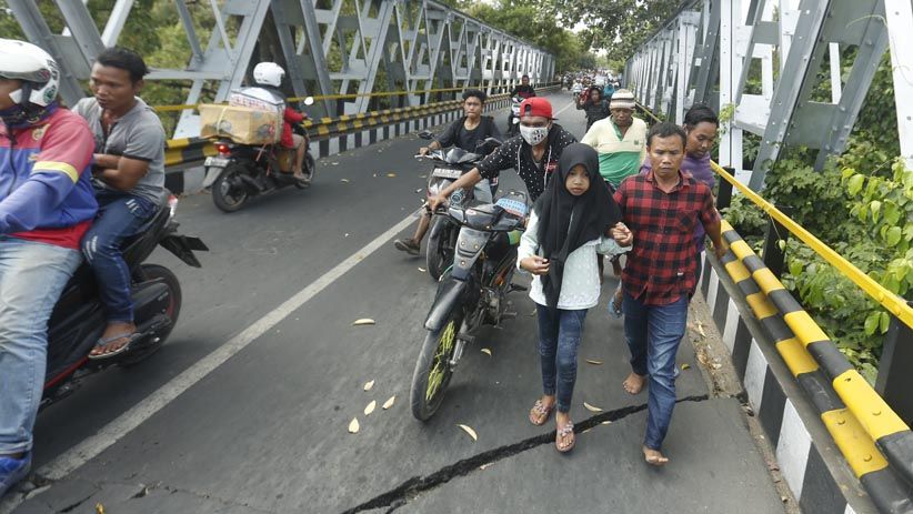 Gempa Bumi Susulan Berkekuatan 6,2 SR, Warga Panik Berhamburan ke Jalan - Bagian 3