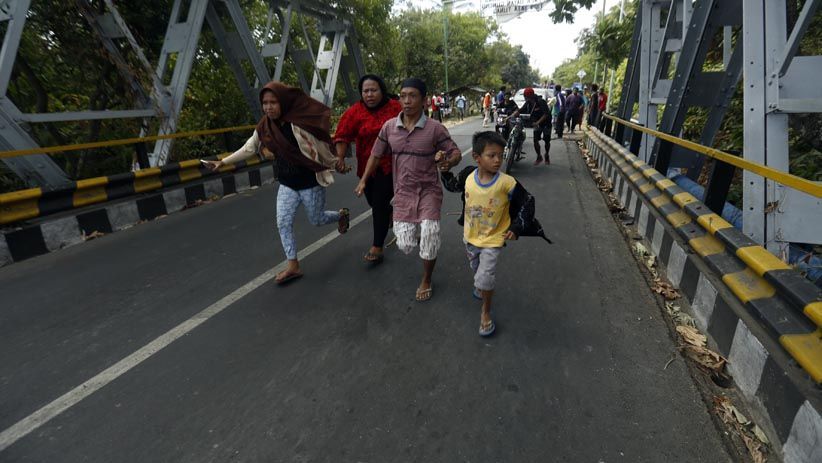 Gempa Bumi Susulan Berkekuatan 6,2 SR, Warga Panik Berhamburan ke Jalan - Bagian 1