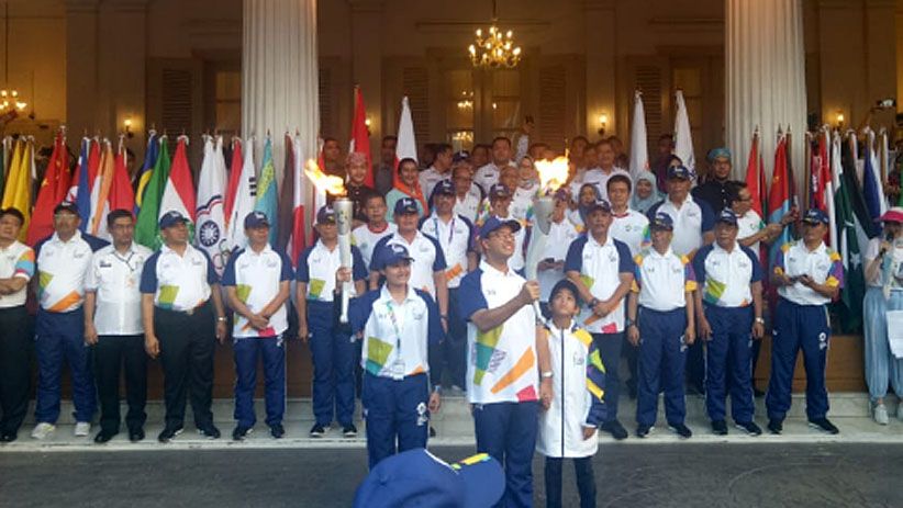Anies Gandeng Putranya Sambil Bawa Obor Asian Games 2018 di Balai Kota - Bagian 1