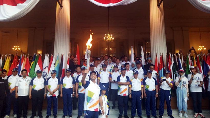 Anies Gandeng Putranya Sambil Bawa Obor Asian Games 2018 di Balai Kota - Bagian 2