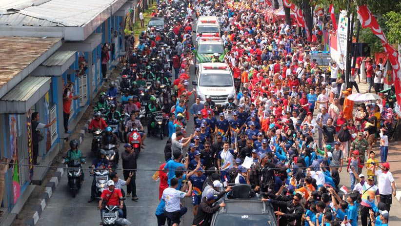 Antusiasme Ribuan Warga Jakarta Melihat Pawai Obor Asian Games 2018 - Bagian 1