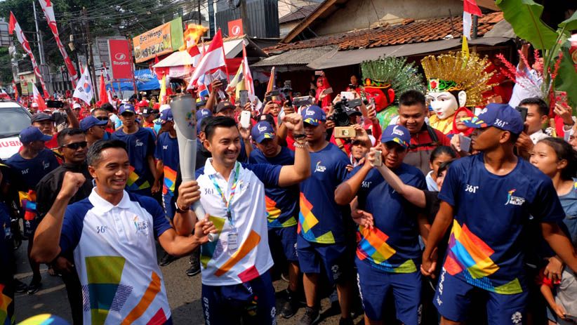 Antusiasme Ribuan Warga Jakarta Melihat Pawai Obor Asian Games 2018 - Bagian 5