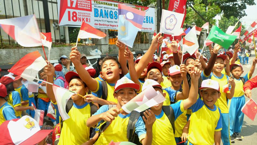 Antusiasme Ribuan Warga Jakarta Melihat Pawai Obor Asian Games 2018 - Bagian 2