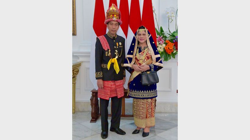 Mesra, Presiden Jokowi dan Ibu Iriana Selfie sebelum Upacara HUT ke-73 RI - Bagian 3