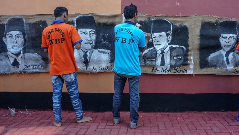 Peringati HUT ke-73 RI, Warga Binaan Rutan Rowobelang Melukis Pahlawan Nasional - Bagian 1