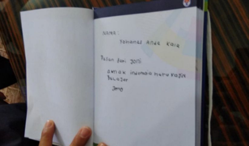 Momen Joni Si Pemanjat Tiang Bendera Lihat GBK dari Ruang Kerja Menpora - Bagian 4