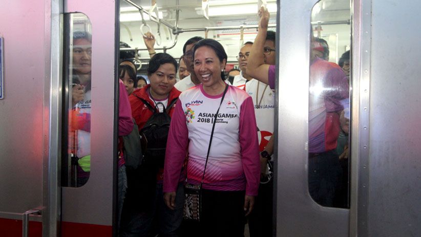 Cek Fasilitas Stasiun, Menteri Rini Soemarno Naik KRL - Bagian 1