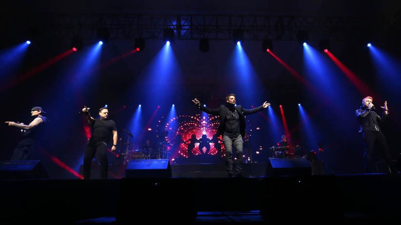 Konser Terakhir Boyzone Memukau Penggemar di Surabaya - Bagian 2