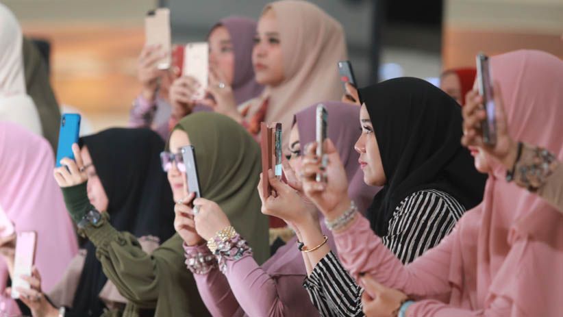 Cantiknya Nikita Mirzani Dibalut Busana Syar'i Modern Berjalan di Catwalk - Bagian 8