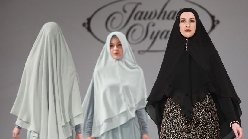 Cantiknya Nikita Mirzani Dibalut Busana Syar'i Modern Berjalan di Catwalk - Bagian 7