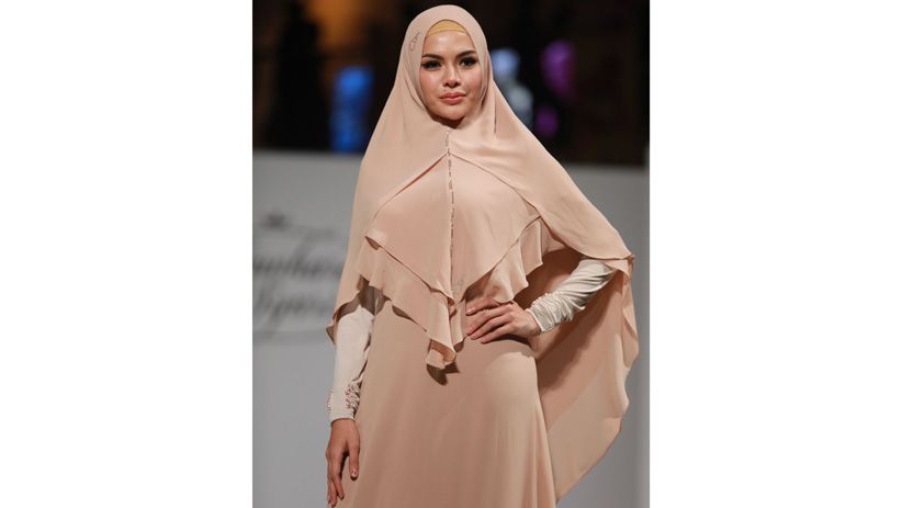 Cantiknya Nikita Mirzani Dibalut Busana Syar'i Modern Berjalan di Catwalk - Bagian 3