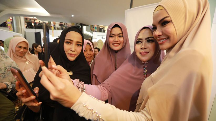 Cantiknya Nikita Mirzani Dibalut Busana Syar'i Modern Berjalan di Catwalk - Bagian 4