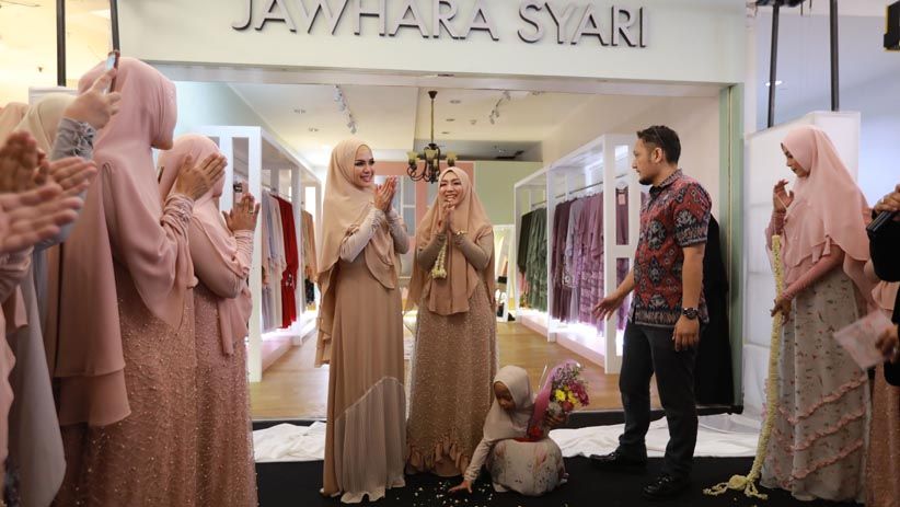 Cantiknya Nikita Mirzani Dibalut Busana Syar'i Modern Berjalan di Catwalk - Bagian 5