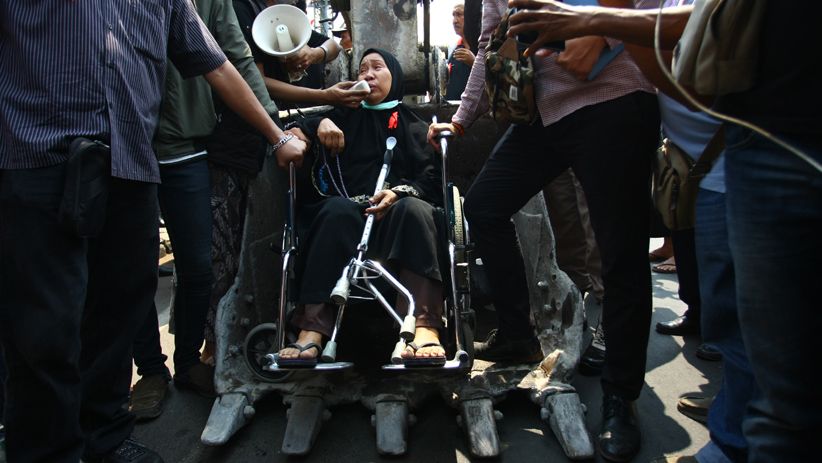 Eksekusi Lahan UIN Ricuh, Perempuan Berkursi Roda Adang Alat Berat - Bagian 1