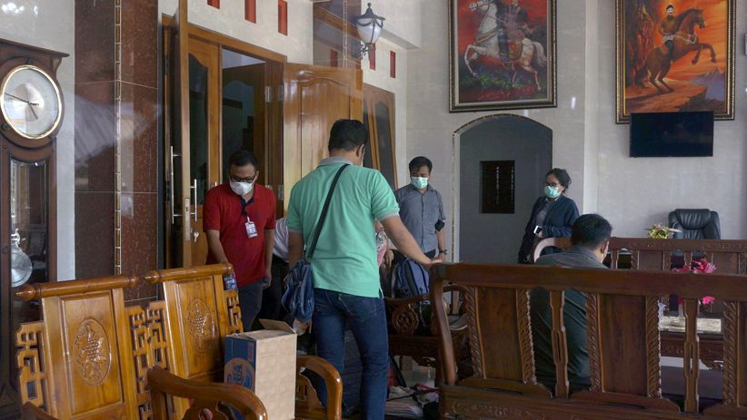 KPK Geledah Rumah Ketua DPRD Tulungagung - Bagian 1