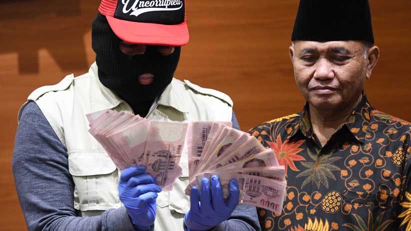 KPK Pamer Barang Bukti Dolar Singapura Hasil OTT Hakim PN Medan - Bagian 1